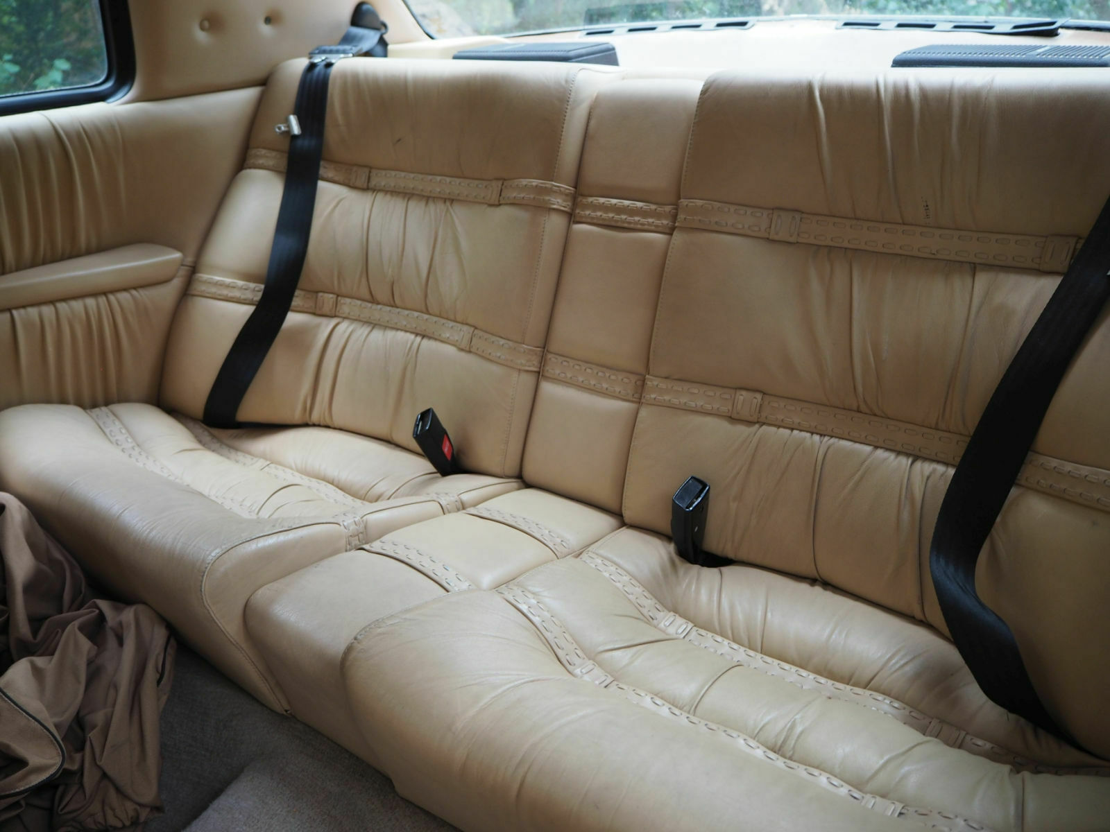 Mehr Sofa als Rückbank: Die Ledergarnitur lädt zum Fläzen ein