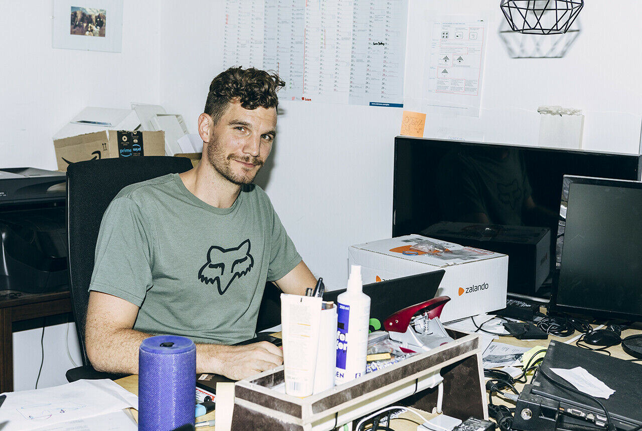 Paul Stuke ist Mitgründer von Chargery und als promovierter Maschinenbau der Mann fürs Grobe. Manchmal sitzt er aber auch nur am Notebook