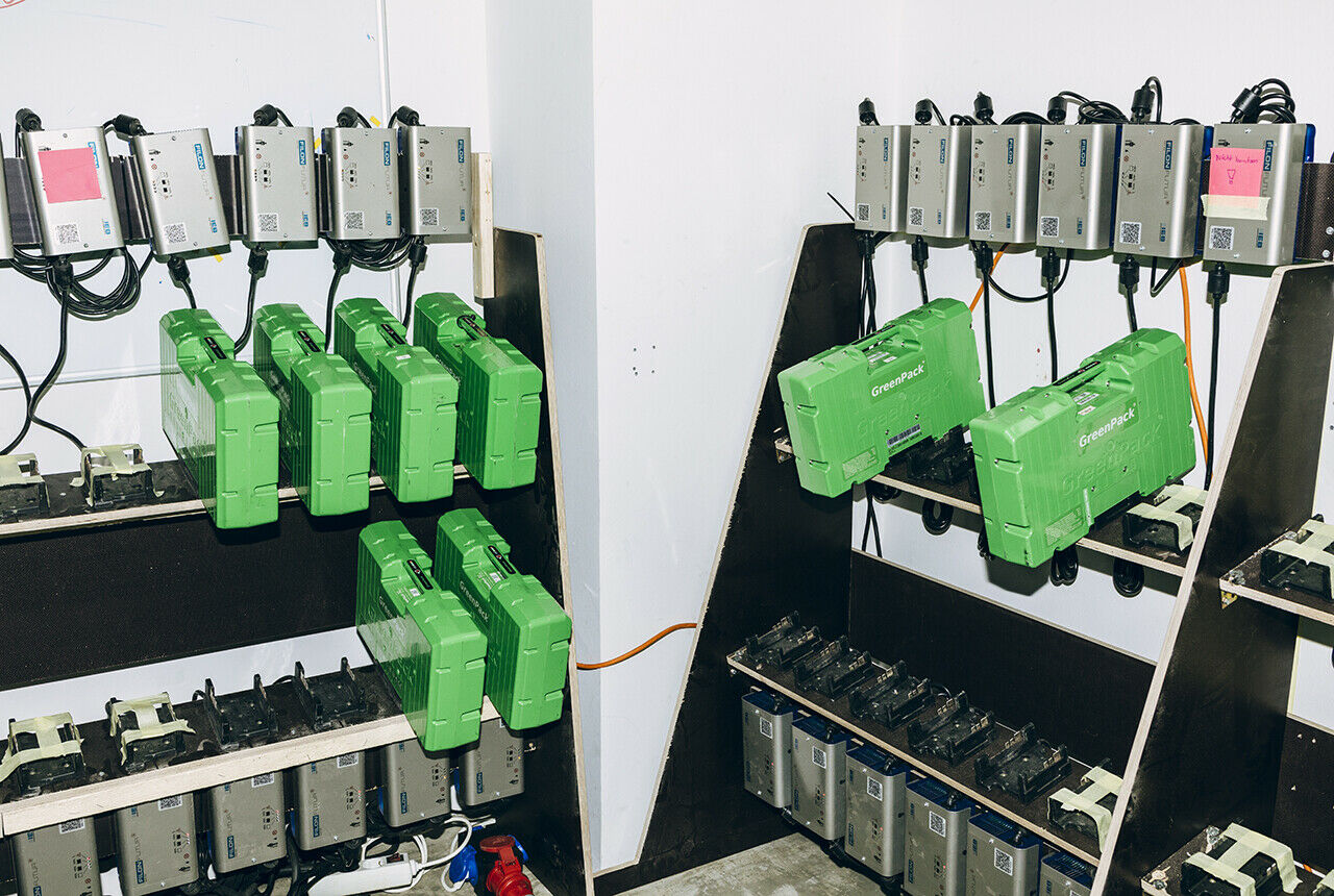 Im Büro von Chargery werden Dutzende leere Akkus wieder neu aufgeladen