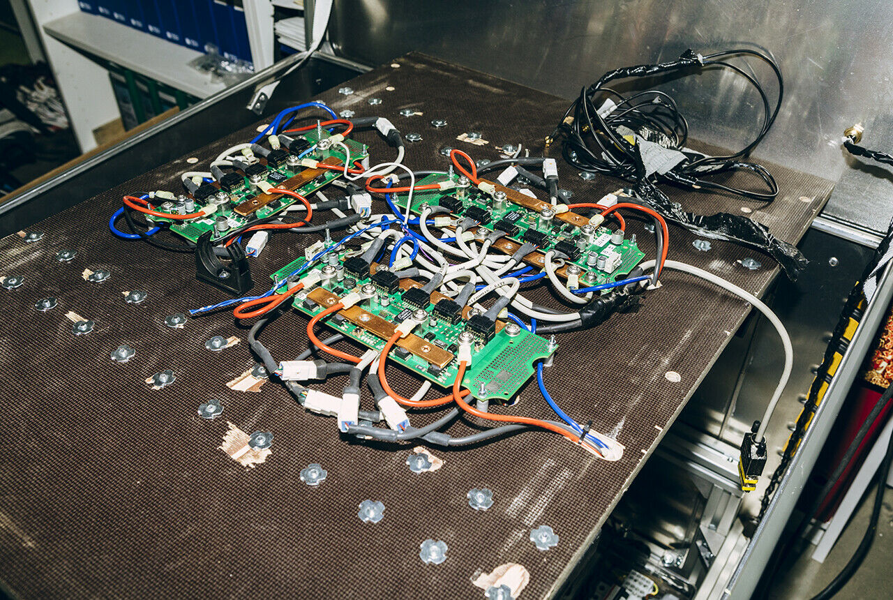 Ihre mobilen Ladestationen bauen die Jungs von Chargery selbst auf