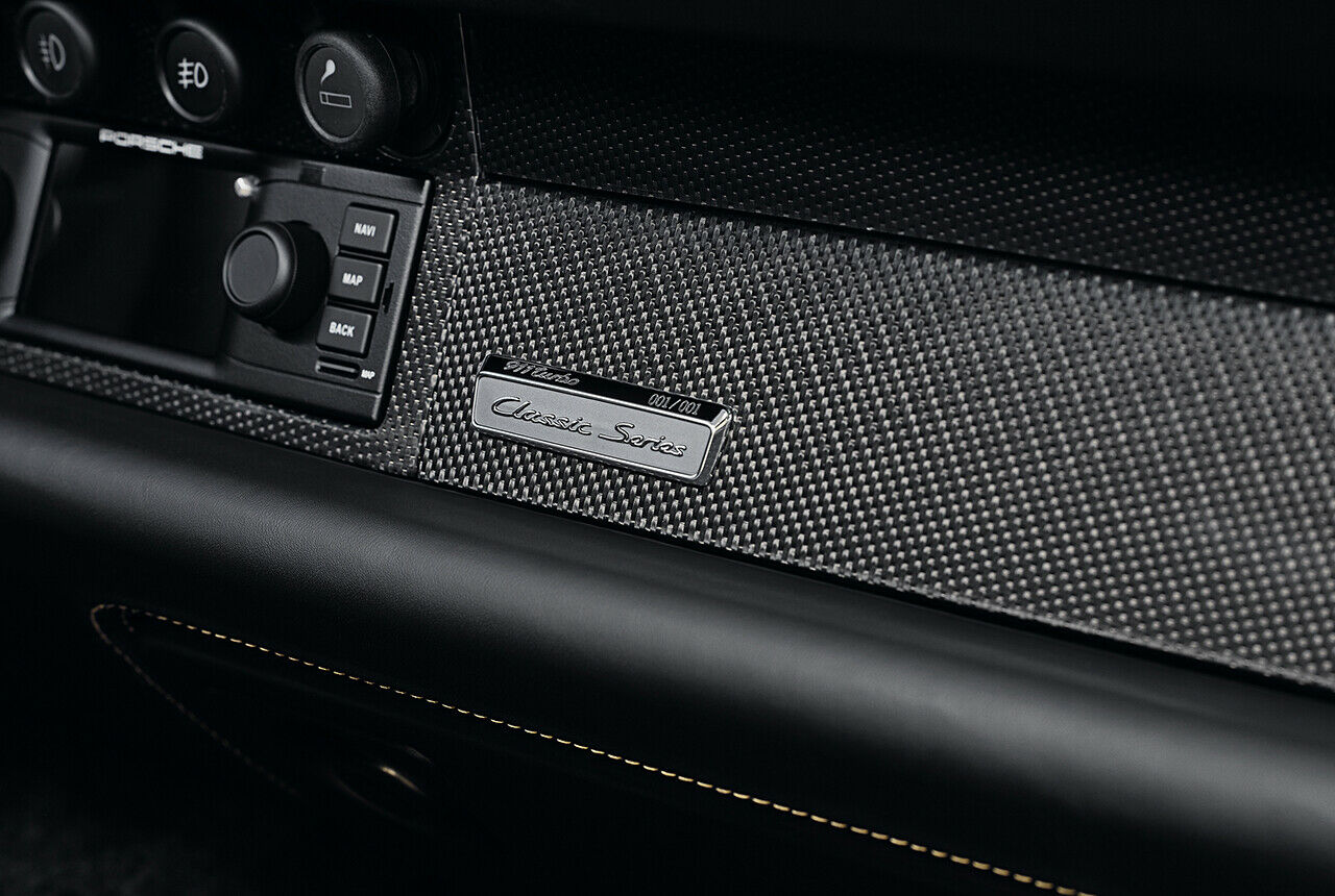 Das Navi kommt aus dem Zubehöprogramm, sieht aber annähernd original aus