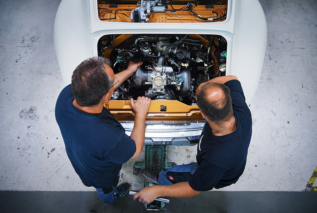 Der 3,6-Liter-Turboboxer im Heck des 993 leistet 450 PS