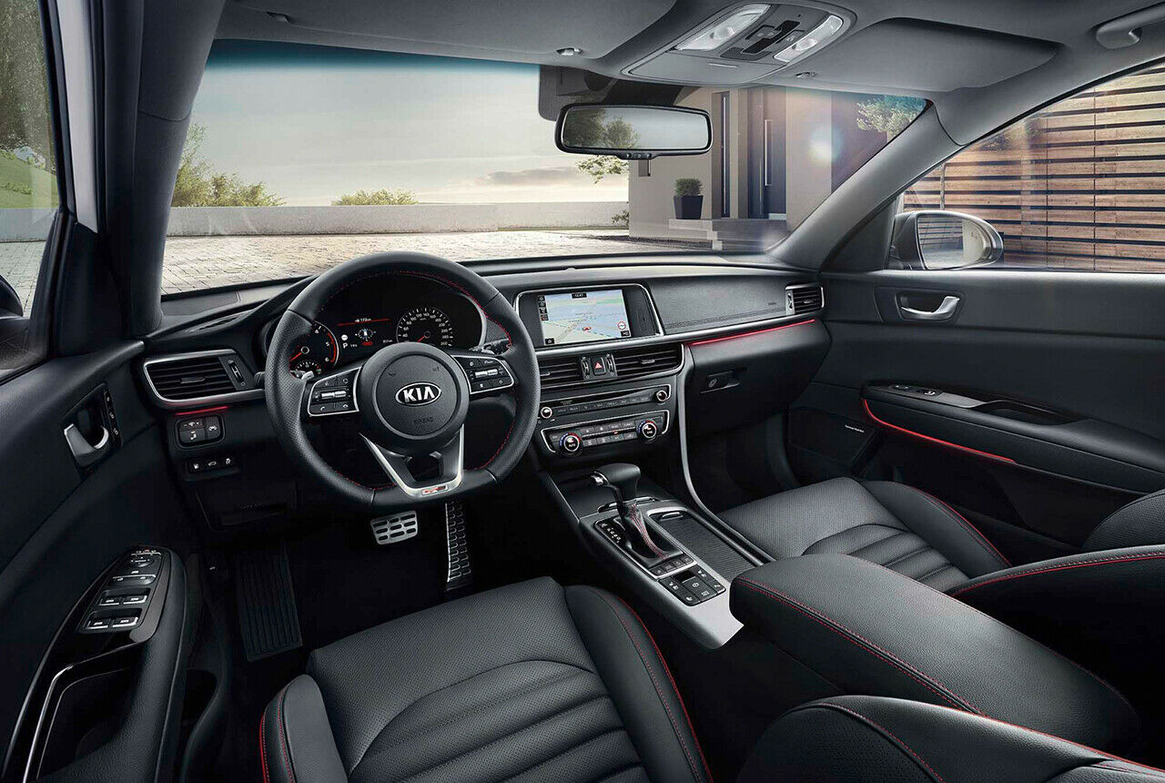 Im Innenraum erwarten den Fahrer ein neues Lenkrad und eine Ambientebeleuchtung mit verschiedenen Farbtönen