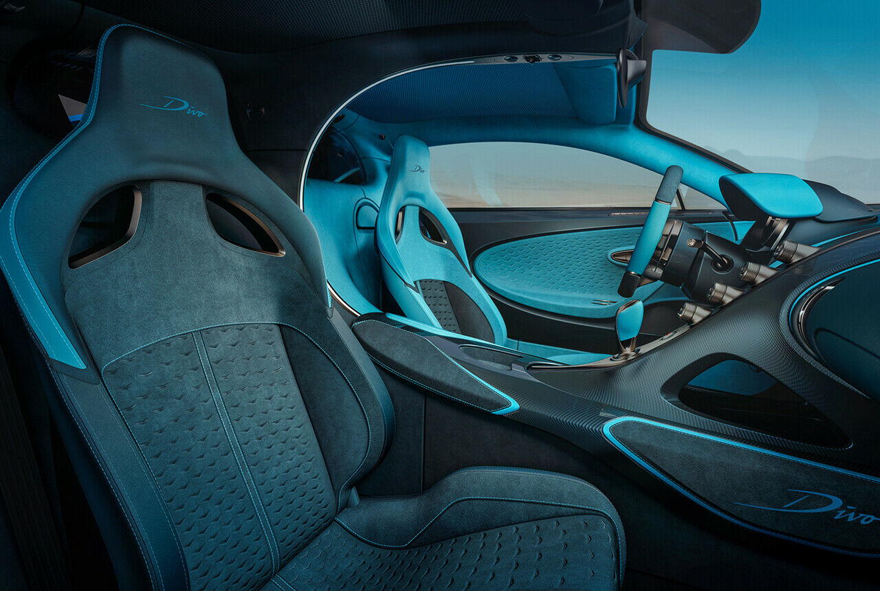 Im Innenraum des Divo dominieren Grau und Blau, Alcantara, Leder und Carbon