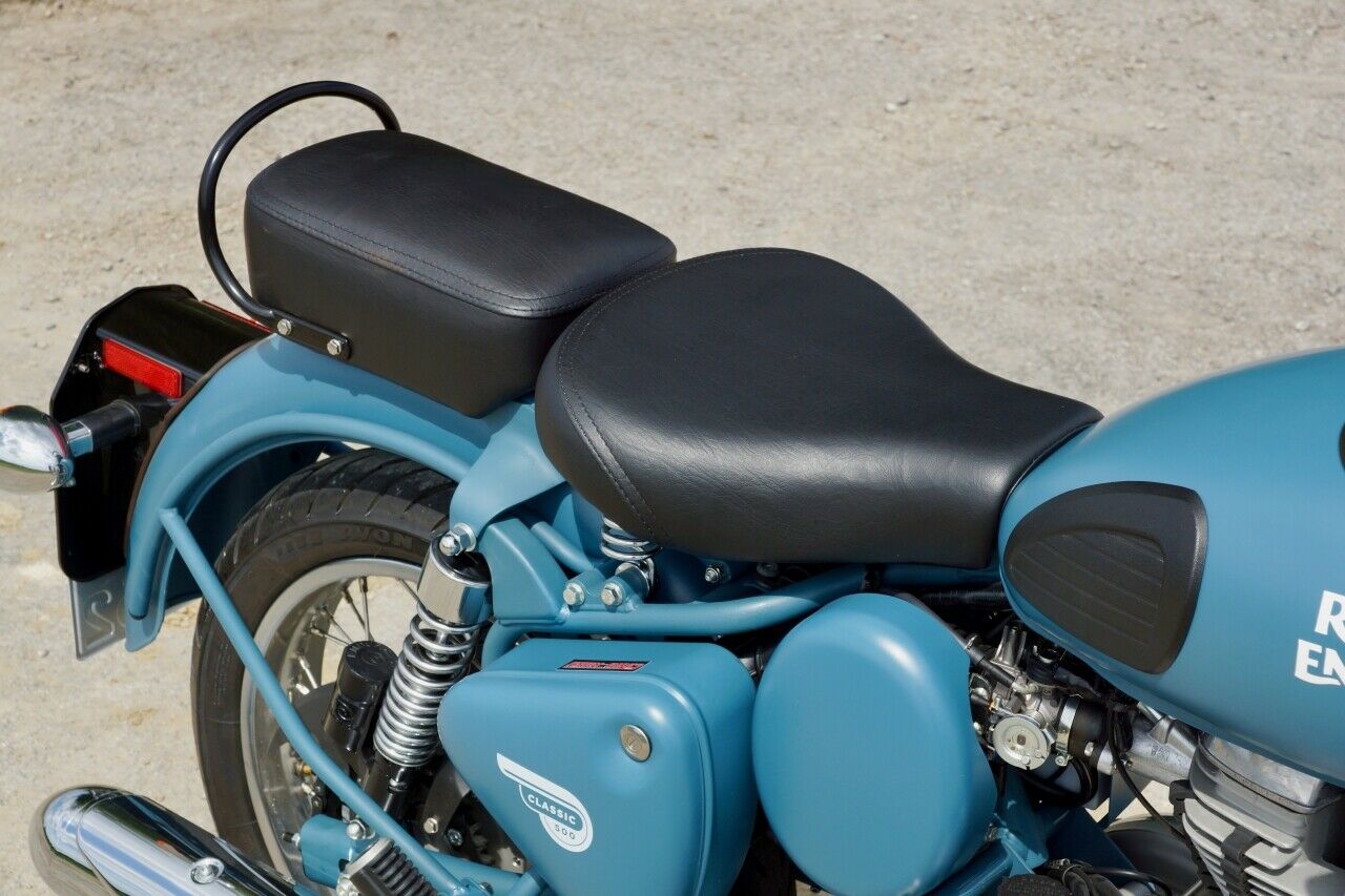 Die Classic Squadron Blue gibt es mit Einzelsitz oder - wie von uns gefahren - für Soziusbetrieb. Allerdings sind sowohl Komfort als auch Leistung für diesen Einsatz sehr begrenzt