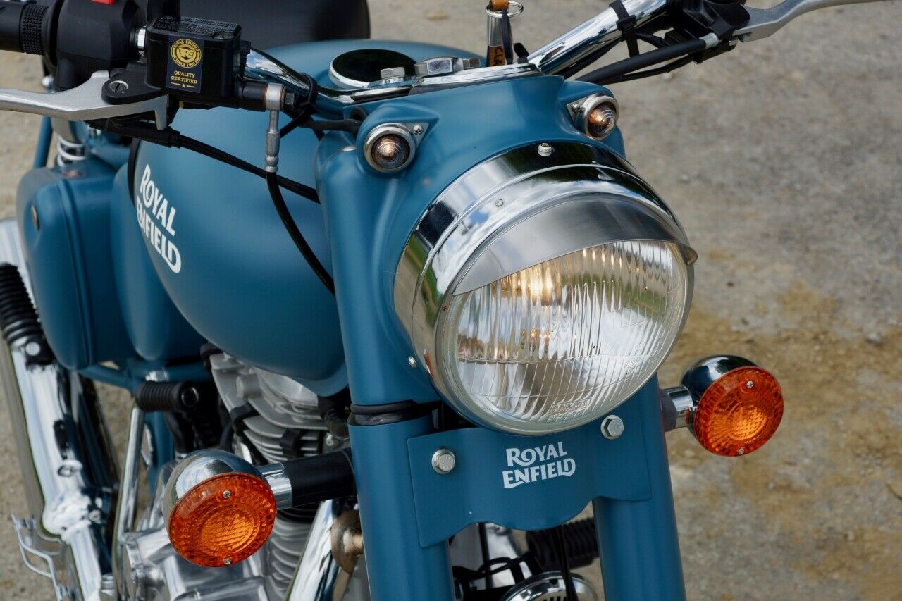 Ein klassischer Rundscheinwerfer im Blechgehäuse sorgt auch nachts für Durchblick