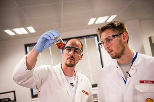 Jens Sommer und MOTOR-TALKer Timo mischen unterschiedliche &Ouml;le