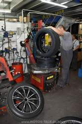 Einfetten der neuen Reifeninnenseiten