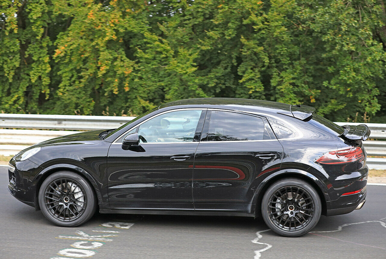 Die Seitenlinie wird etwas dynamischer, als der Erlkönig uns weismachen will. Die Fenster laufen spitzer zu als auf der Klebefolie