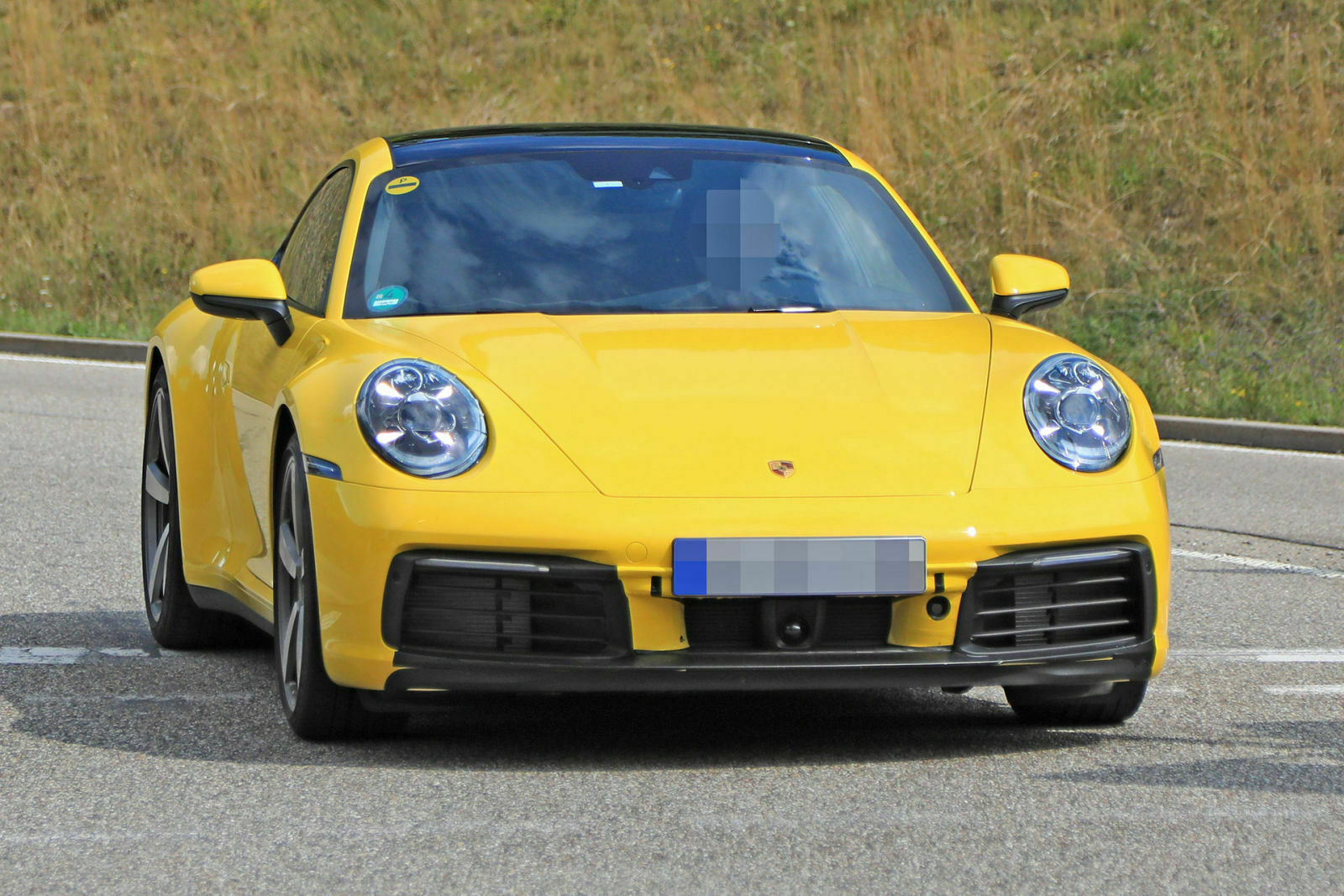 Vorn ändert sich nur wenig: Die Haube wird gerade, die Schürze bekommt eine neue Form. Auf den Lampen klebt noch Tarnfolie