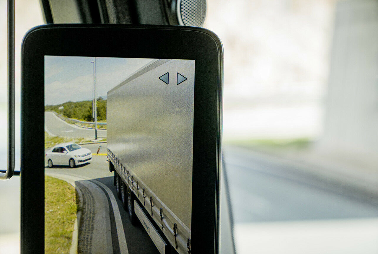 Zwei Kameras (MirrorCam) projizieren das Umfeld auf zwei 15 Zoll gro&szlig;e Displays in den A-S&auml;ulen.