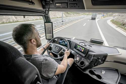 Ein Blick in die Fahrerkabine des neuen Actros