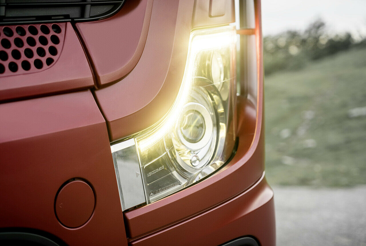 Das neue Scheinwerfersystem Intelligent Light umfasst neben LED-Tagfahrlicht auch ein automatisches Auf-, Abblendlicht und Abbiegelicht sowie Nebelscheinwerfer.