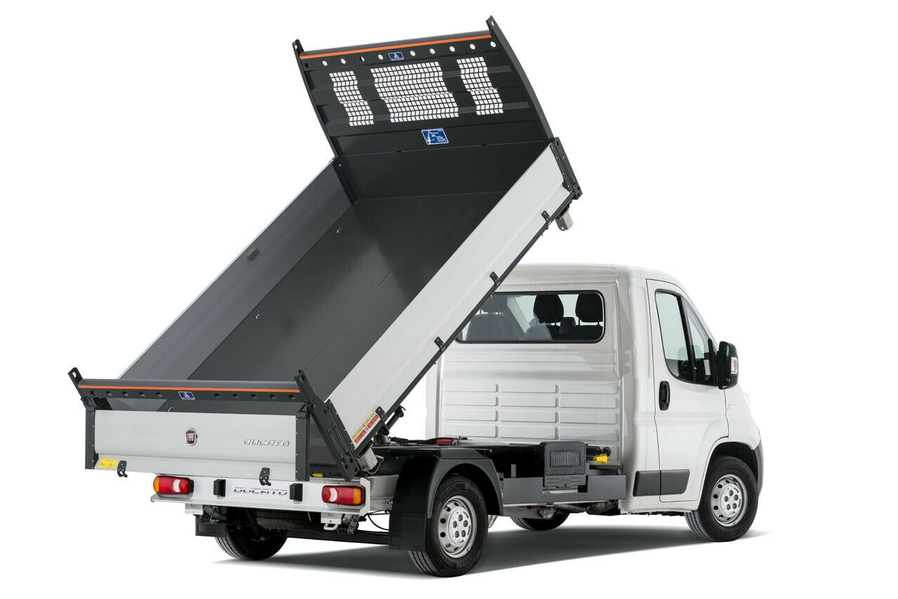 Mit dem Dreiseitenkipper f&auml;llt Transportgut in die gew&uuml;nschte Richtung &ndash; ohne gro&szlig; rangieren zu m&uuml;ssen.