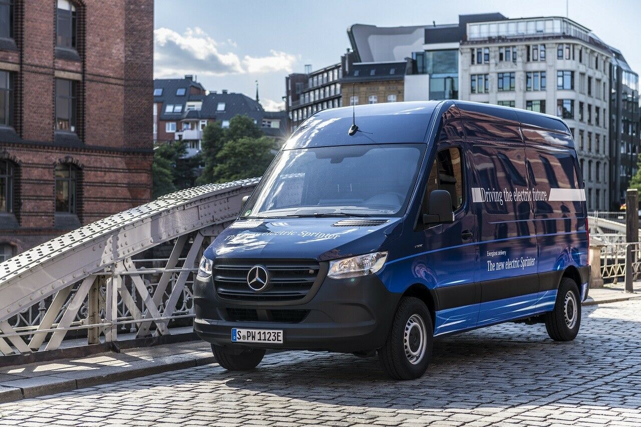 2019 kommt der eSprinter als Kastenwagen mit Hochdach. Seine Laderaumkapazit&auml;t ist mit 10,5 m3 genauso gro&szlig; wie der konventionell angetriebenen Sprinter.