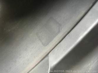 ...an einer anderen Felge ist jedoch noch die Umrandung vom „Aufkleber“ zu sehen