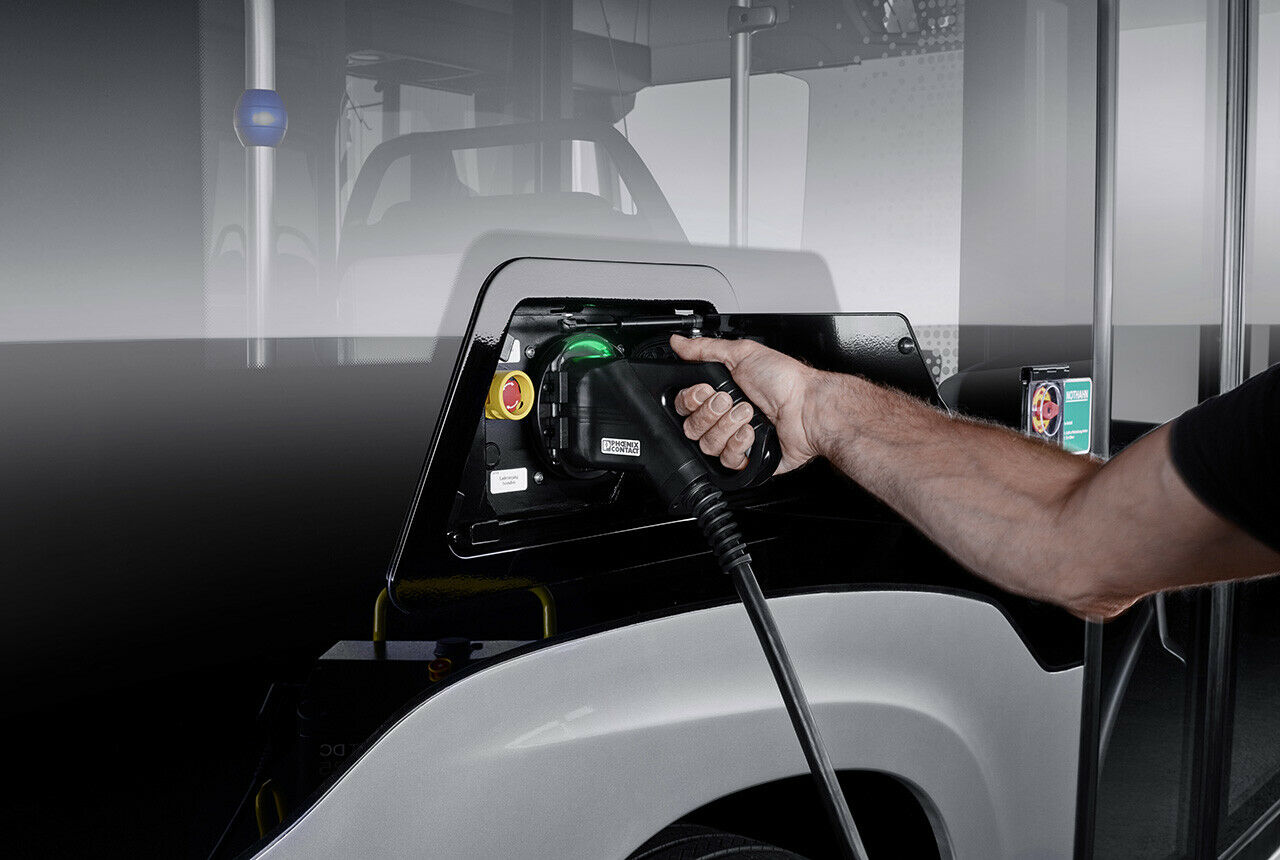 Zum Serienanlauf ist eine Ladung &uuml;ber Stecker vorgesehen. F&uuml;r eine gr&ouml;&szlig;ere Reichweite kann der eCitaro sp&auml;ter optional auch per Dachstromabnehmer zwischengeladen werden.