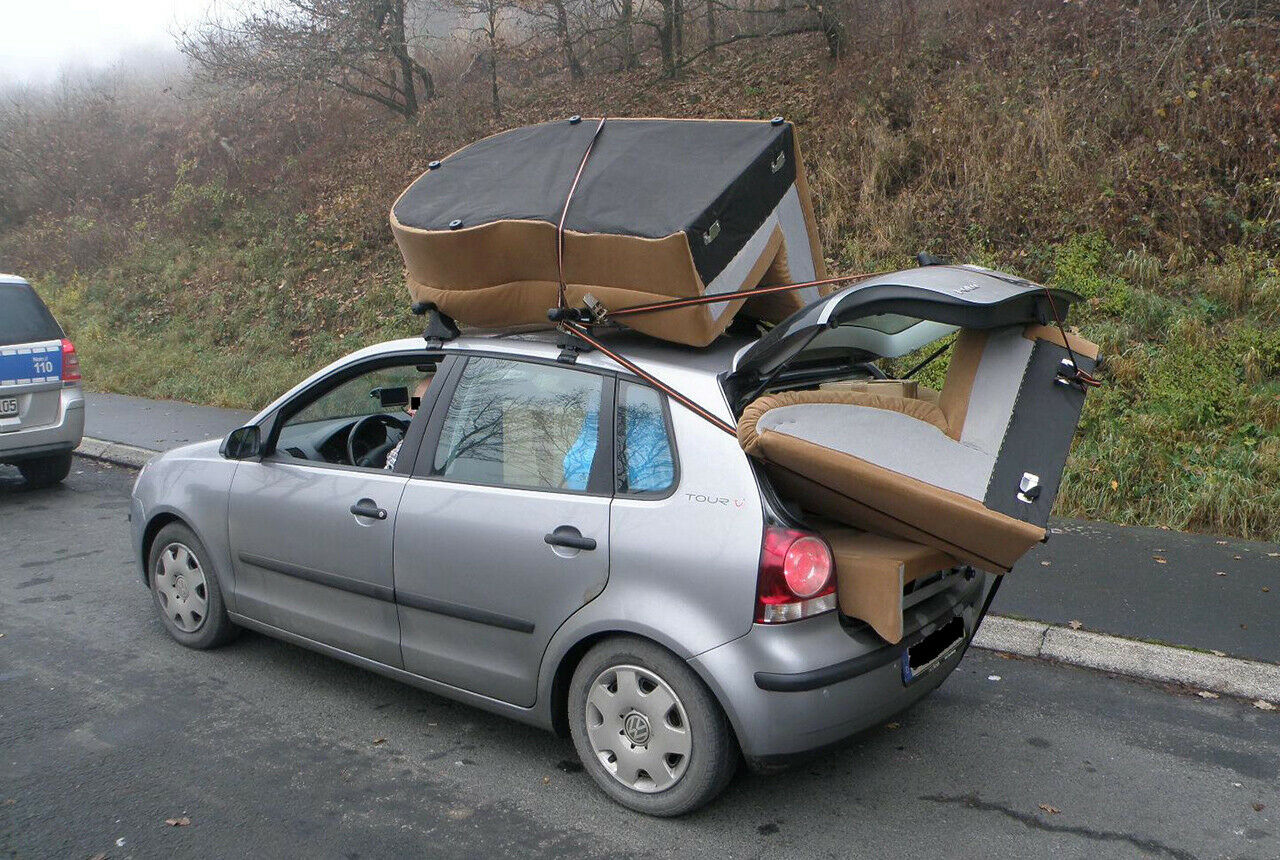 Путешествие на автомобиле. Найти загрузку на машину. Вещи в багажнике. Автомобильный туризм. Машина нагруженная вещами.