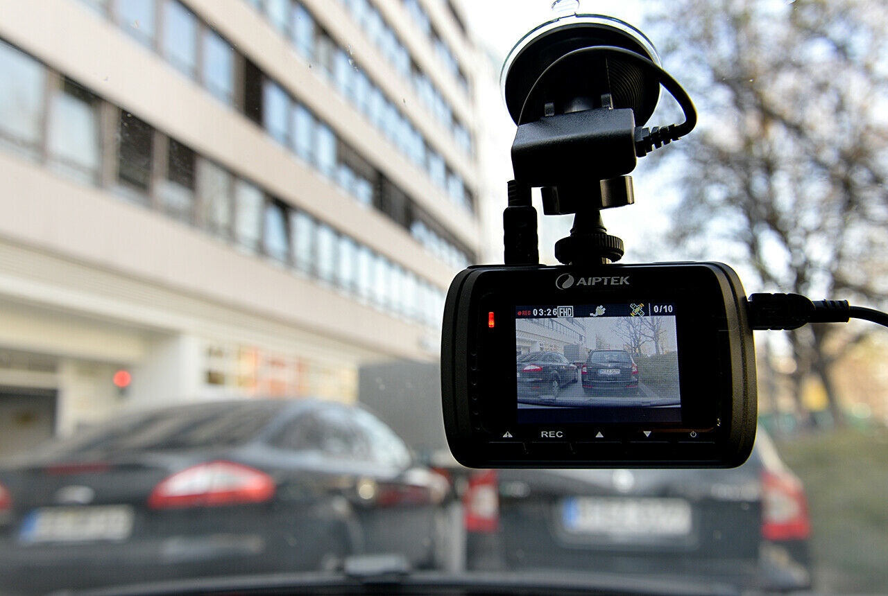 Der ADAC und das Computermagazin c't haben Dashcams unter die Lupe genommen. Keines der getesteten Ger&auml;te konnte die Experten &uuml;berzeugen