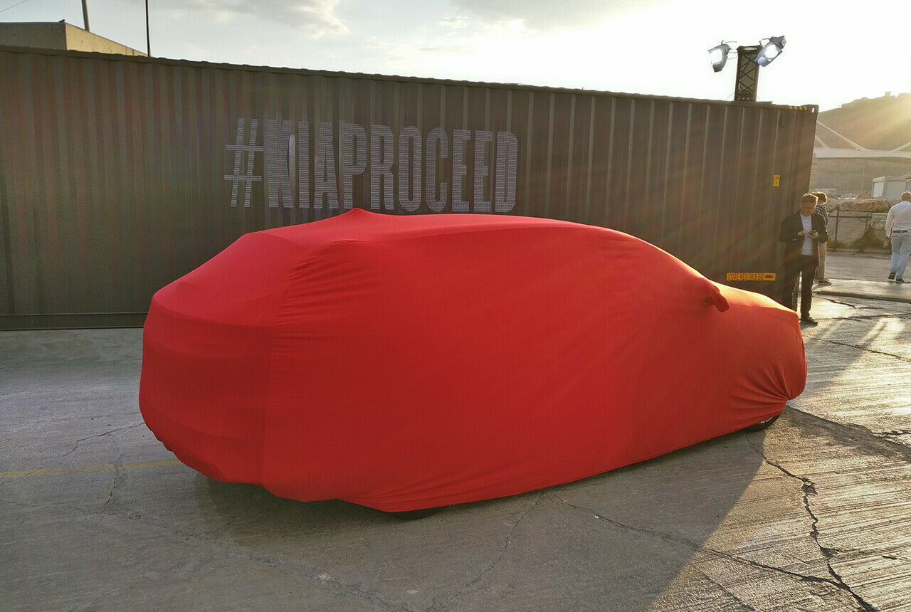 Der neue ProCeed reiste im roten Dress zur Premiere nach Barcelona