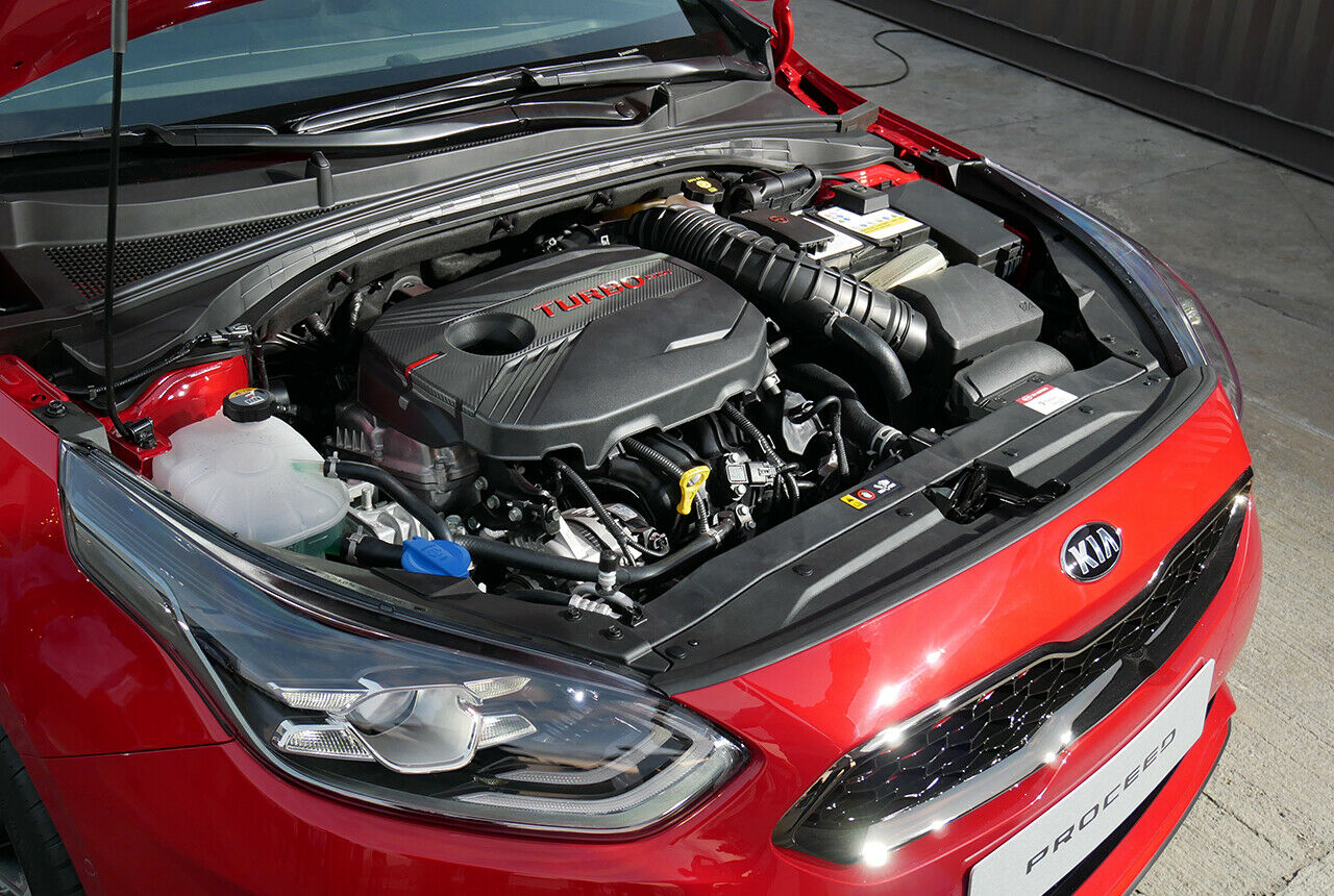 ... und unter die Motorhaube