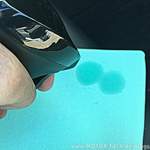 Etwas auf das Tuch sprühen