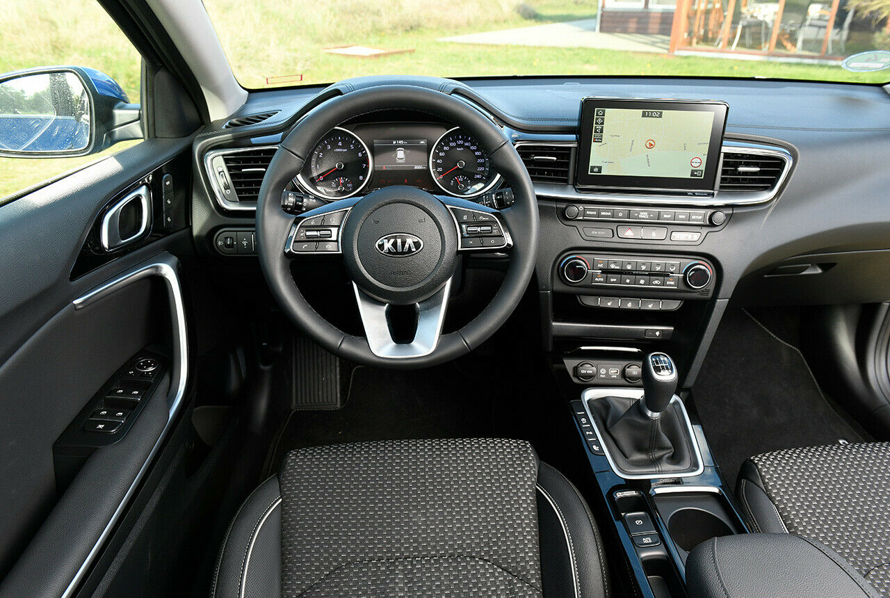 Kia gibt sich bei den analogen Rundinstrumenten mehr Mühe, sie sitzen in Tuben mit Chromrand