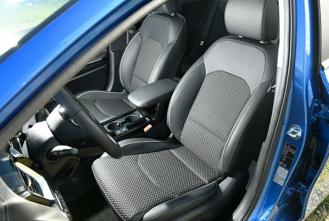 Die Sitze im Kia Ceed fühlen sich ordentlich an. Nicht zu weich und mit akzeptablem Seitenhalt