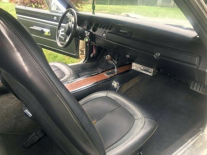 Der Innenraum eines Plymouth-Superbird-Scheunenfundes: "Das nachtr&auml;glich verbaute Kassetten-Radio hat selbst schon Kult-Status", meint der Verk&auml;ufer