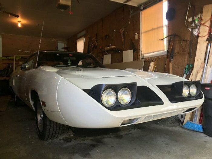 Lange Nase, hoher Spoiler: Der keilf&ouml;rmige Superbird ist praktisch nicht als Teil der Road-Runner-Serie zu erkennen. Plymouth brachte ihn 1970 als Racer, heute ist er eine passable Wertanlage - besonders in derart unber&uuml;hrtem Zustand