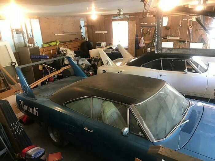 Ehe der aktuelle Besitzer seinen "Scheunenfund" erstmals begutachten konnte, musste er allerhand Ger&uuml;mpel zur Seite schaffen