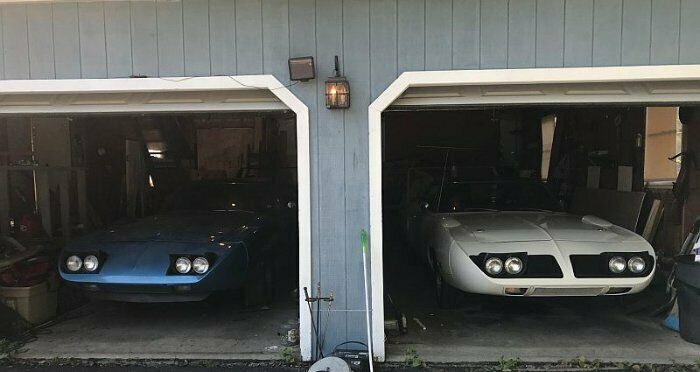 Plymouth Road Runner Superbirds als "Scheunenfund": Frontansicht