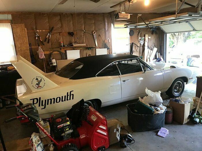 Der Plymouth Road Runner Superbird ist l&auml;nger als ein regul&auml;res Road-Runner-Modell. Er misst 5,613 Meter