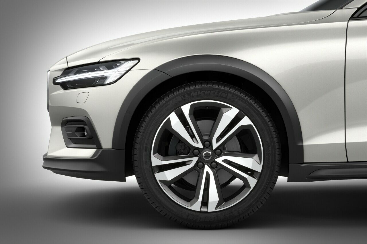 Der Volvo V60 Cross Country steht auf speziellen 19-Zoll-Rädern