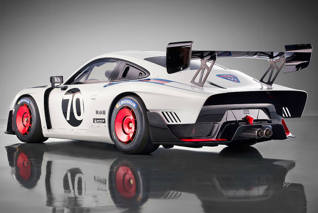 Echte Porsche-Fans erkennen möglicherweise nebst der 935-Formensprache die Bremsleuchten des 918-Hybrid und die Endrohre des 906 aus den 60er-Jahren