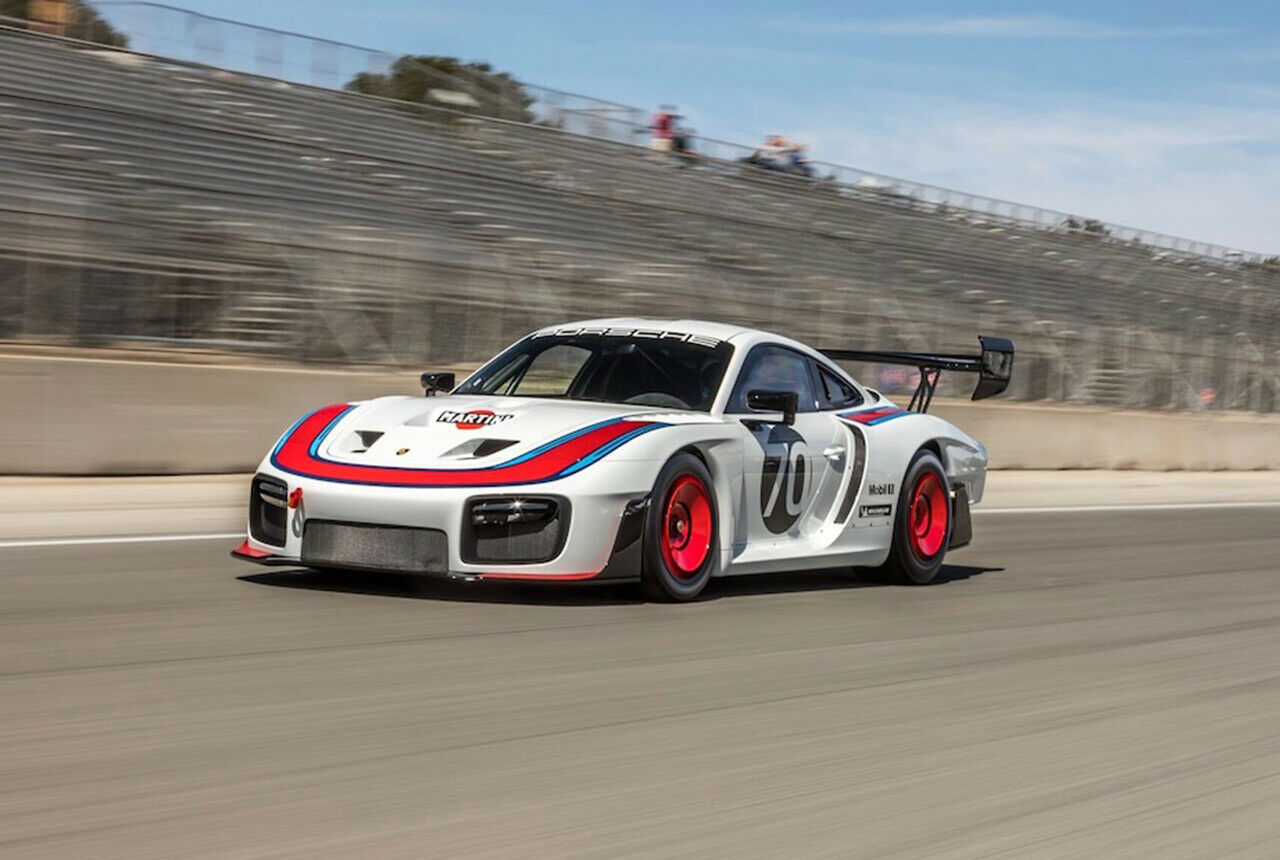 Die Neuauflage des Porsche 935 wird vom doppelt aufgeladenen 3,8-Liter-Sechszylinder des 911 GT2 RS angetrieben. Historisch passt das einigermaßen