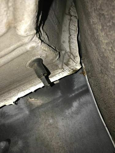 Hier mal ein Bild von dem Ablauf hinten Fahrerseite.jpg