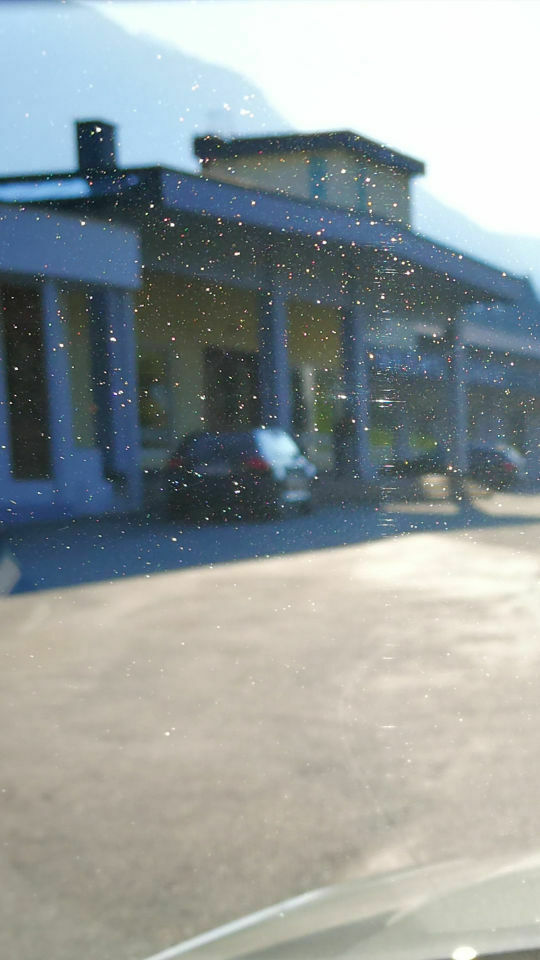 Weiße Punkte auf der Windschutzscheibe