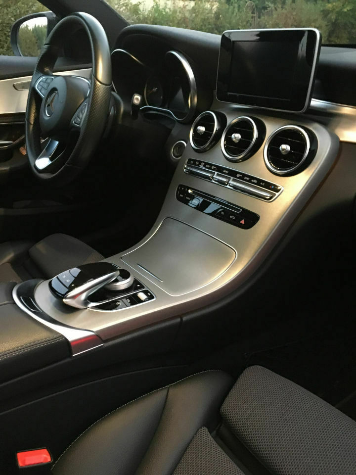 Folierung der Mittelkonsole (von Klavierlackoptik zu Carbon)