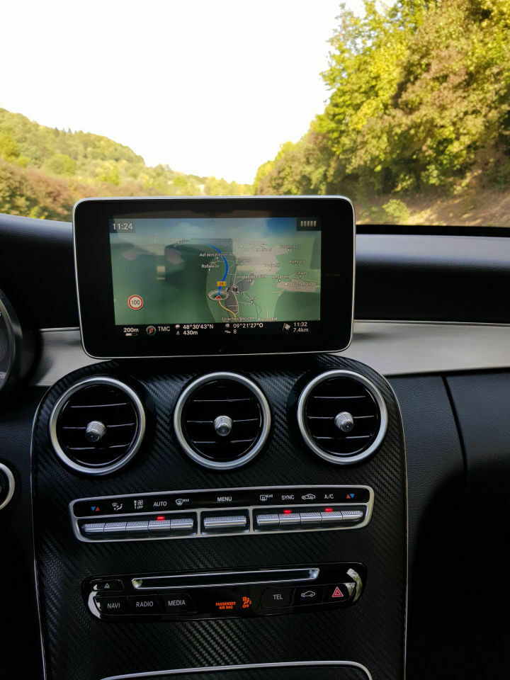 Folierung der Mittelkonsole (von Klavierlackoptik zu Carbon)