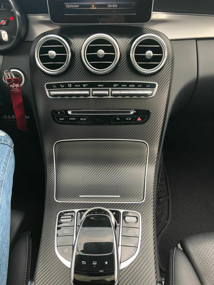 Folierung der Mittelkonsole (von Klavierlackoptik zu Carbon)