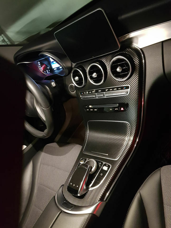 Folierung der Mittelkonsole (von Klavierlackoptik zu Carbon)