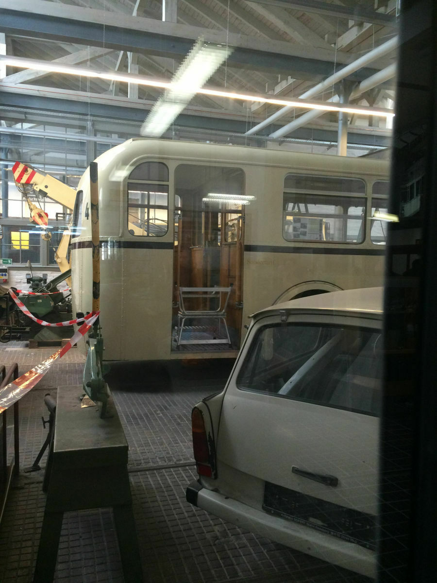 Der Schrottplatz - Spiegelsymmetrisch des Showrooms