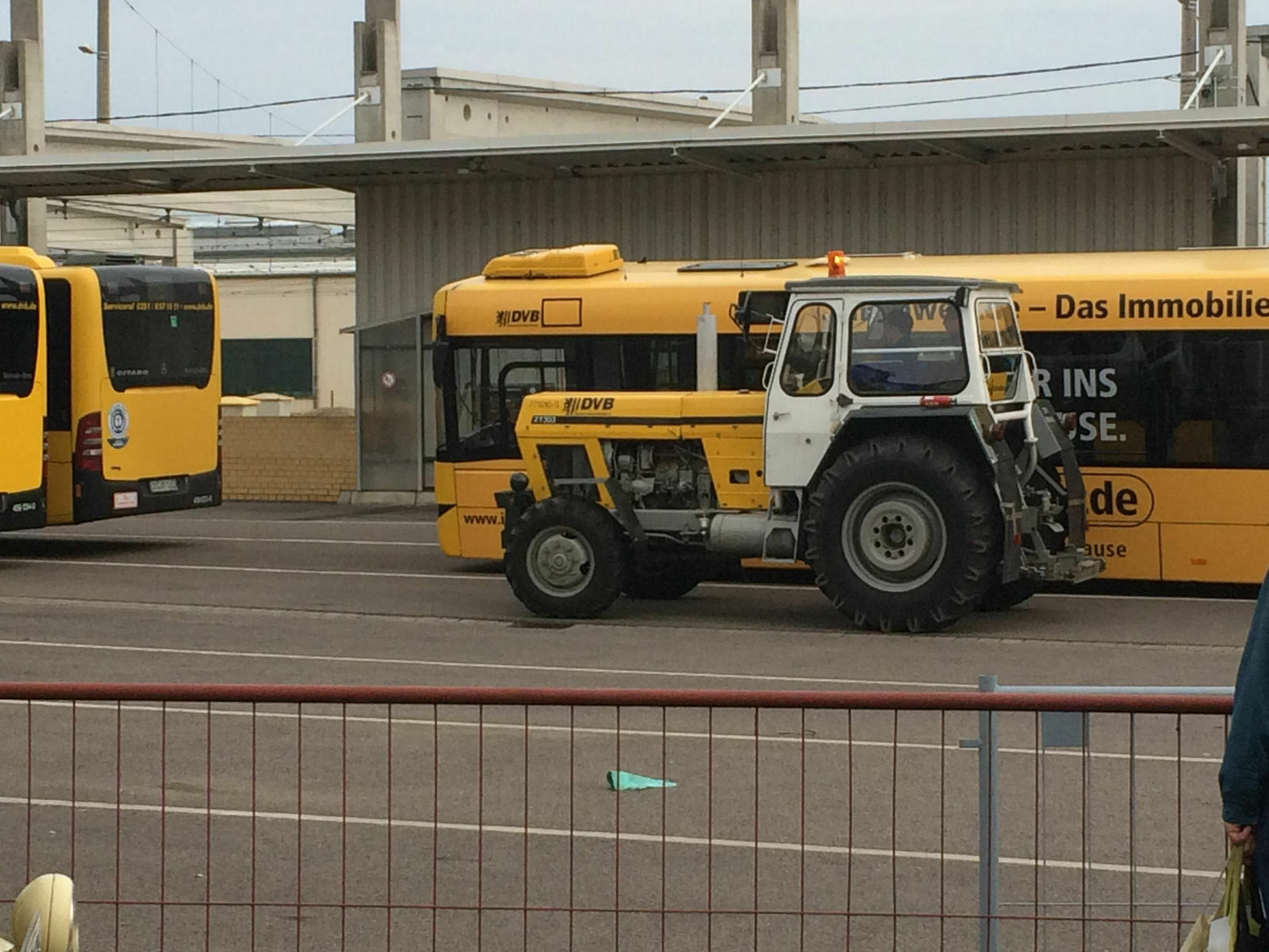 Der Schrottplatz - Spiegelsymmetrisch des Showrooms