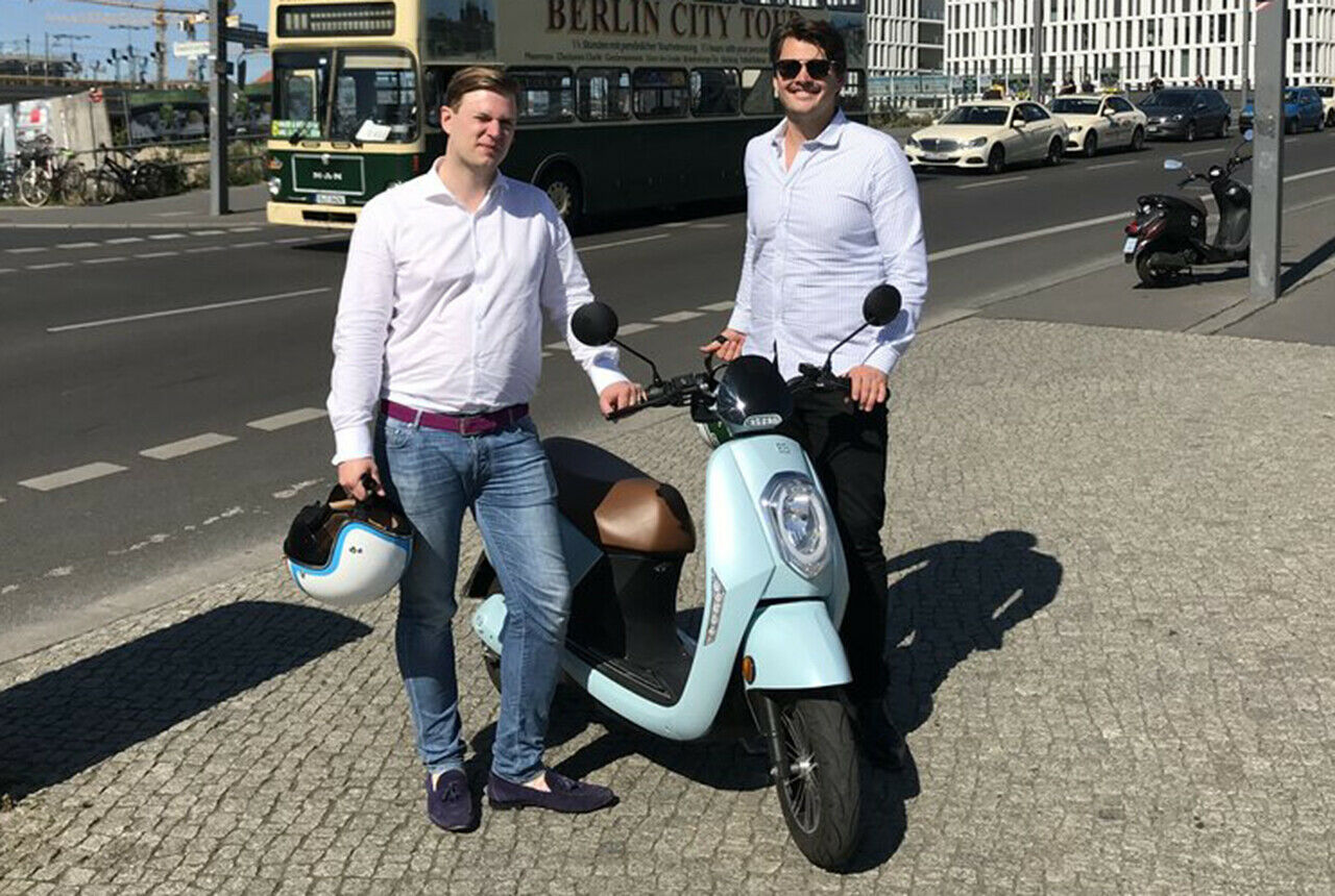 Zur Reichweitenverlängerung gibt es für den Simple eScooter 1 optional eine zweite Batterie