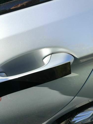 Grob zurechtgeschnittene Folie aufgekleb