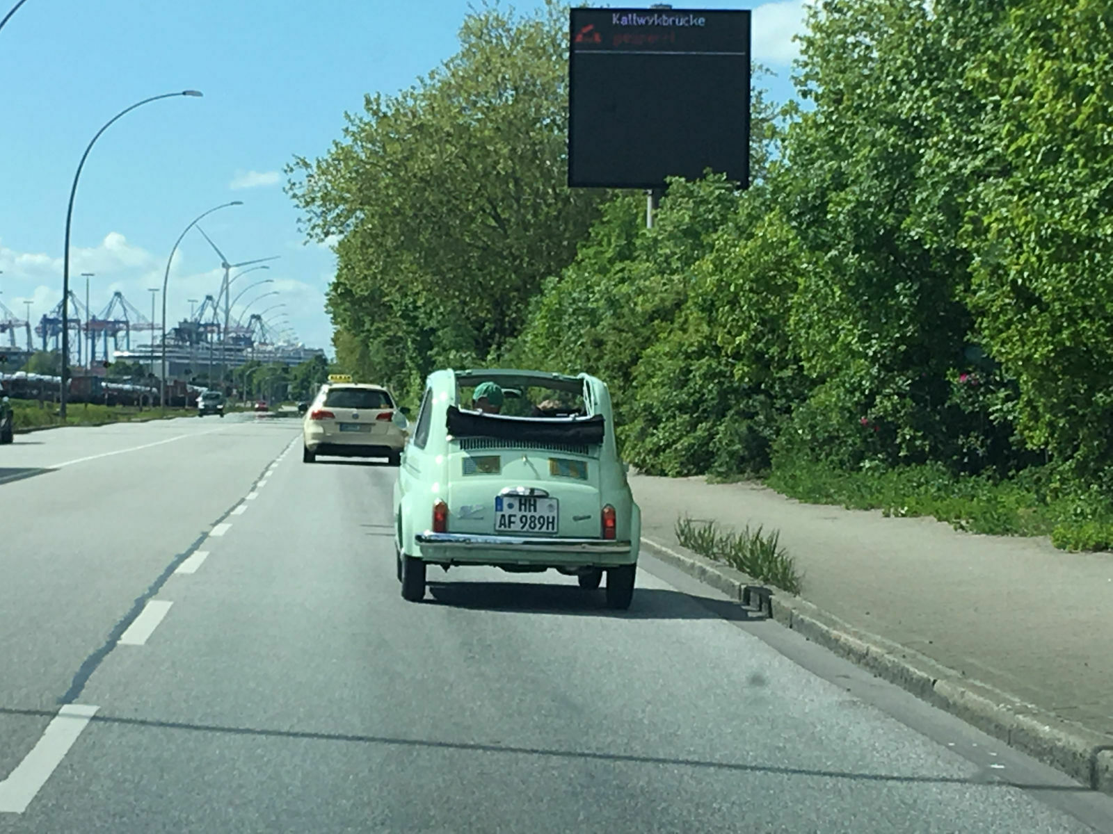 Der Schrottplatz - Spiegelsymmetrisch des Showrooms