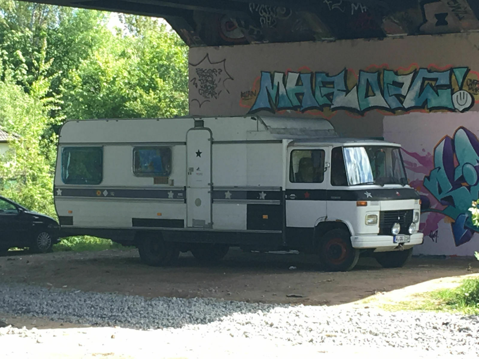 Der Schrottplatz - Spiegelsymmetrisch des Showrooms