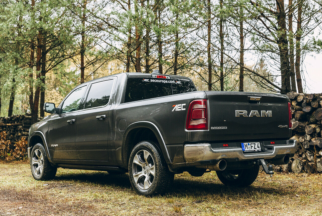 Ja, da passt eine ganze Faust rein. Und ein riesiger Anhänger dran. In Deutschland aber nur bis maximal 3,5 Tonnen