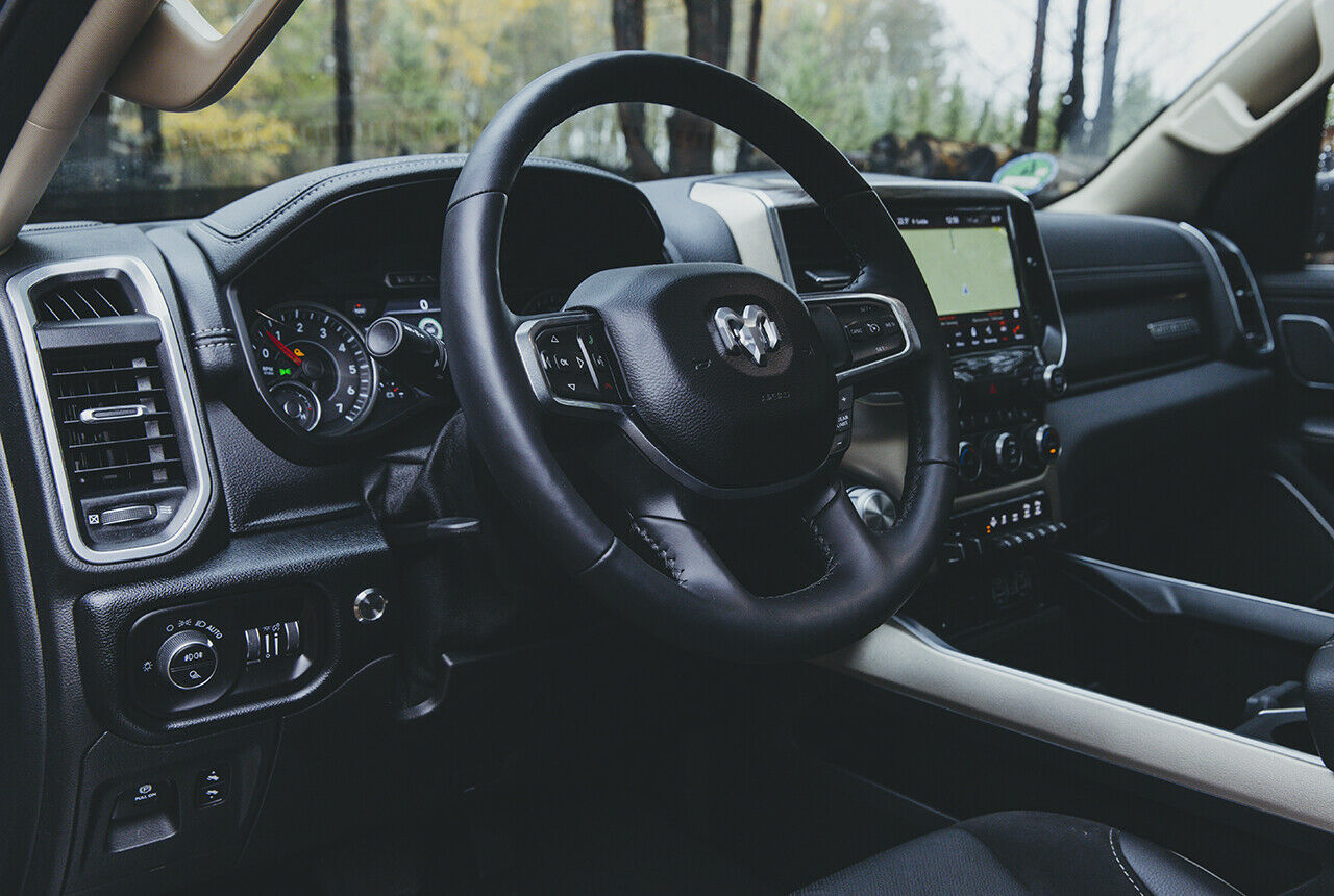 Oben mit hübschen Nähten, rundum aber nicht besonders hochwertig. Ist in dieser Klasse in Ordnung